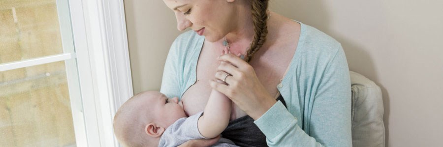 تغذیه مستقیم شیرخوار از سینه مادر خطر عفونت گوش را کاهش می دهد.