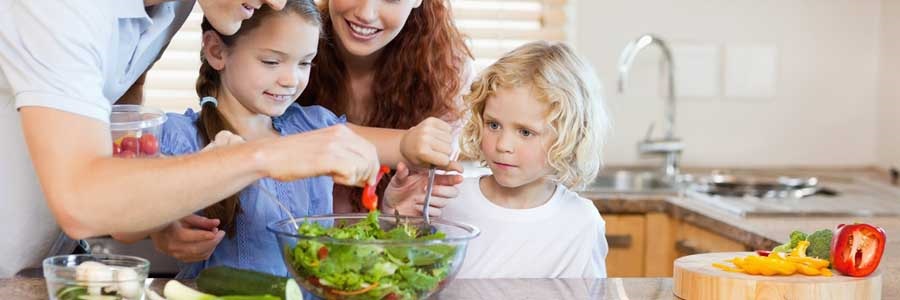 چگونه کودکان را به داشتن رژیم غذایی سالم تشویق کنیم؟