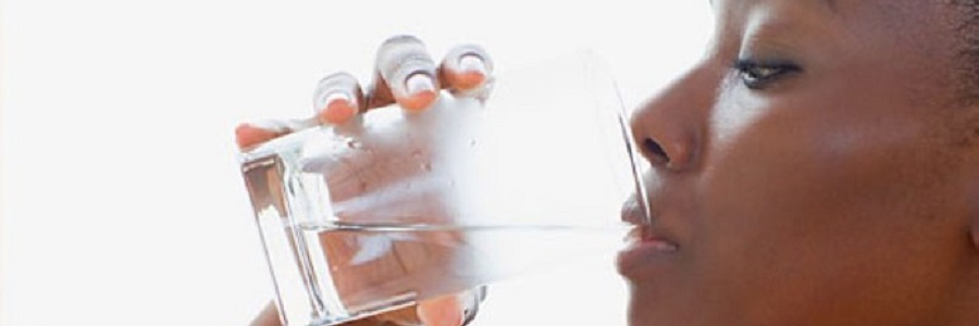 چه میزان آب و مایعات باید در طی روز بنوشید؟