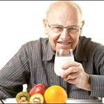 تغذیه مناسب و فعالیت بدنی، ضعف جسمی سالمندان را جبران می کند.