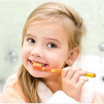 مسواک کردن دندان‌های کودک را به خودش واگذار نکنید