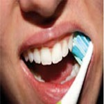 مسواک زدن و کشیدن نخ دندان